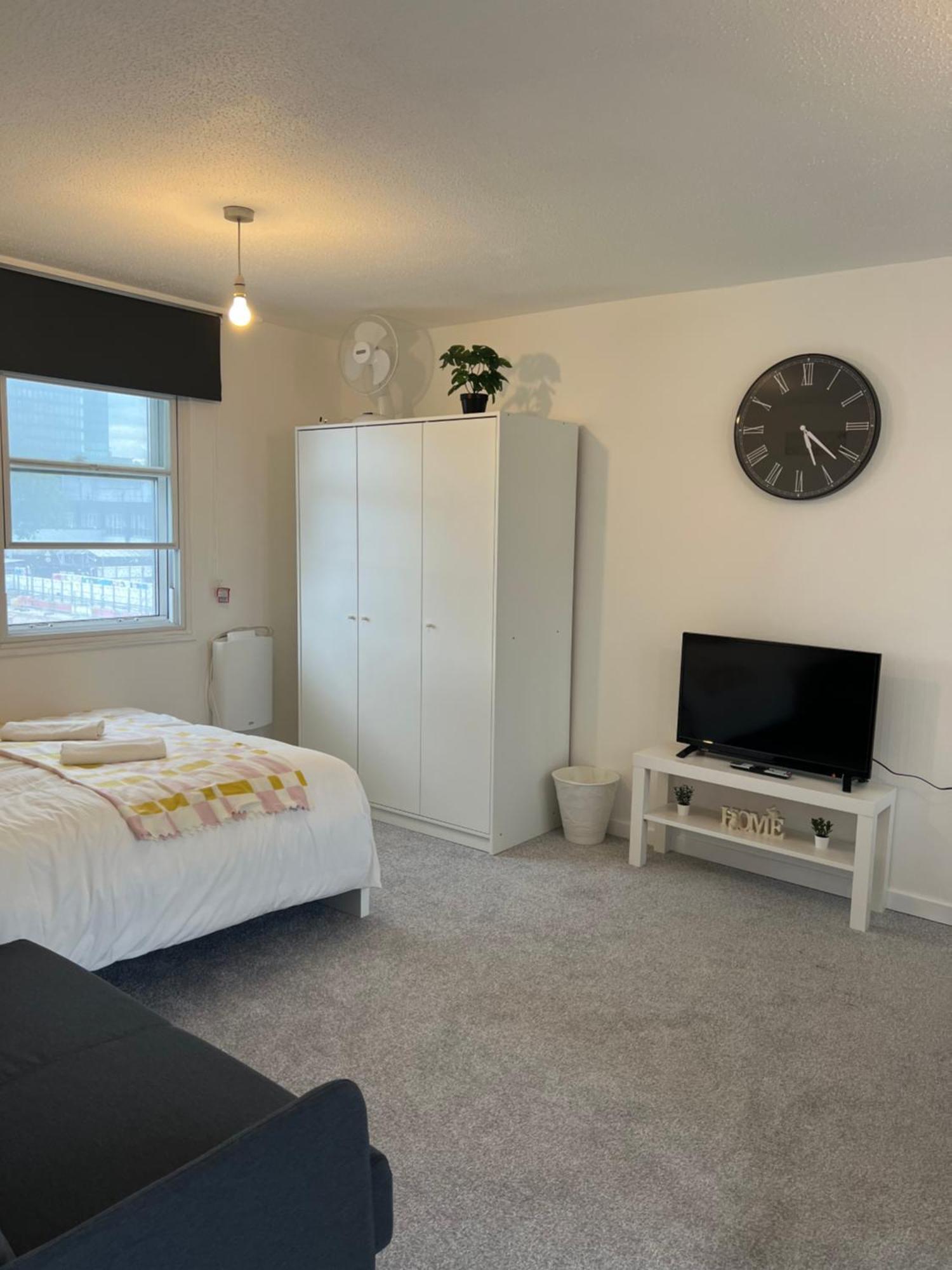 Lovely Entire Flat With Private Balcony In Euston-central *
